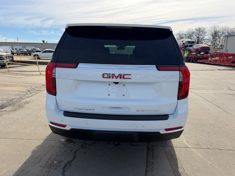 GMC Yukon XL Vehicle Full-screen Gallery Image 4