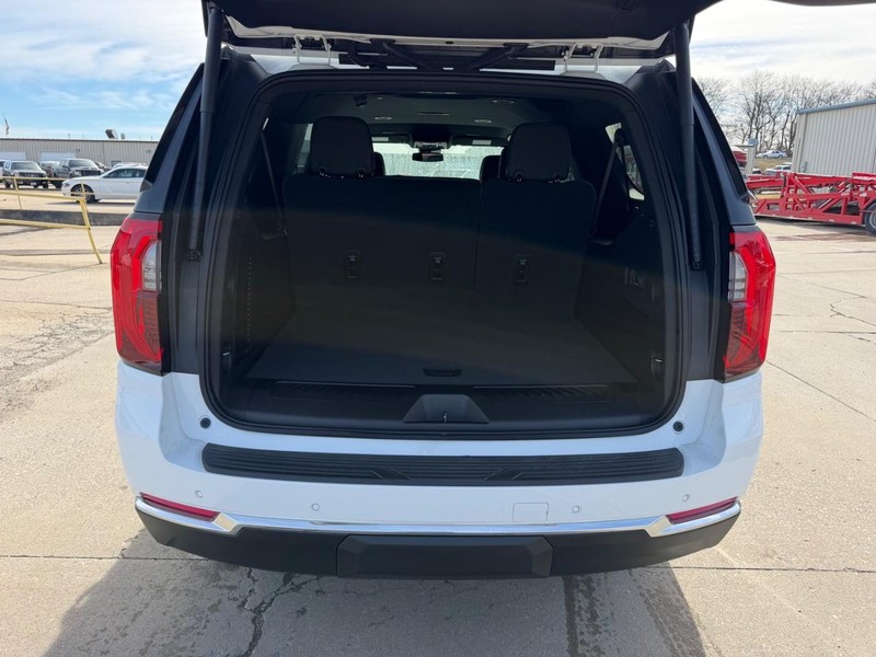 GMC Yukon XL Vehicle Full-screen Gallery Image 5