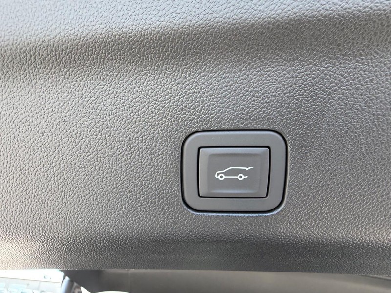 GMC Yukon XL Vehicle Full-screen Gallery Image 6