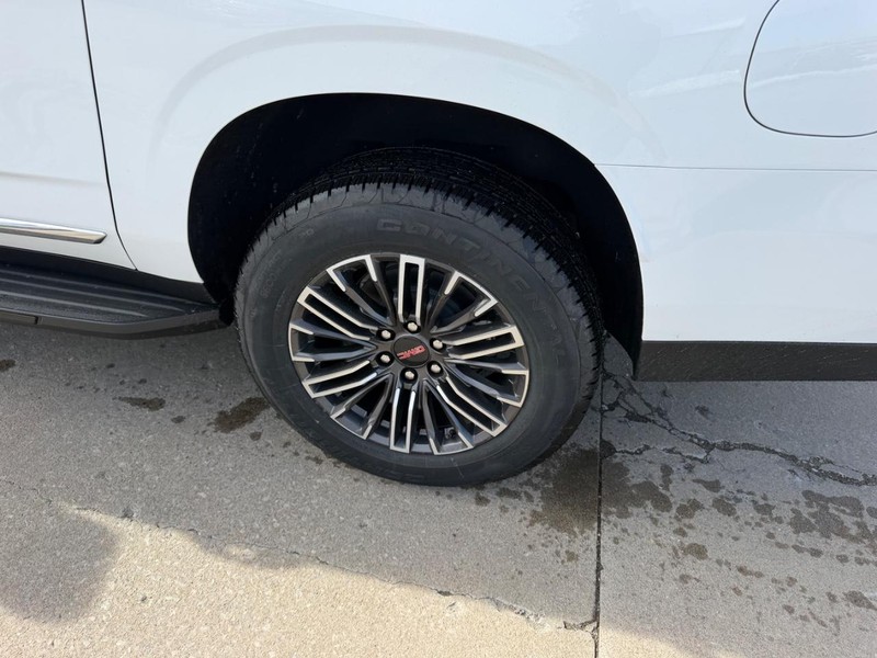 GMC Yukon XL Vehicle Full-screen Gallery Image 7