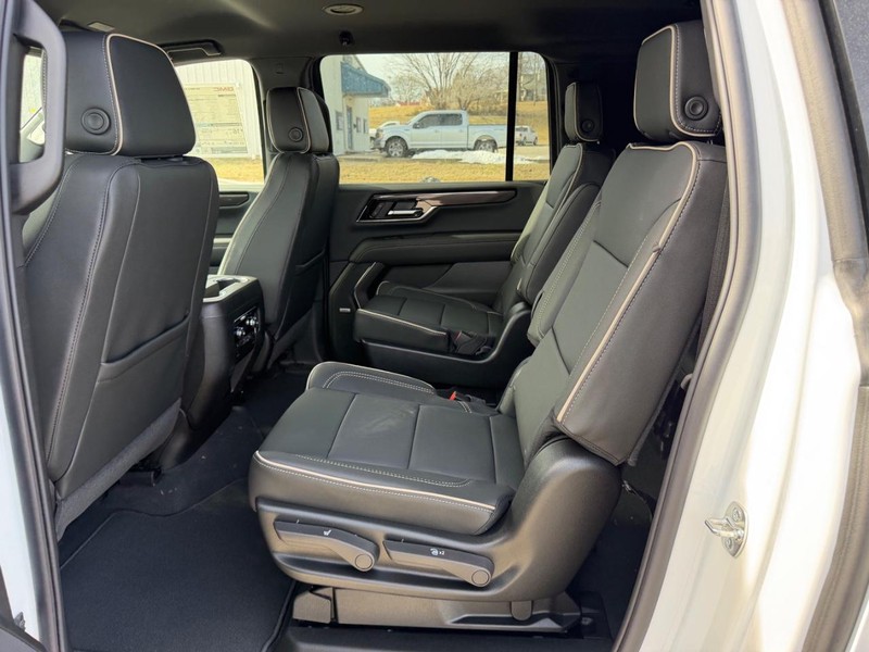 GMC Yukon XL Vehicle Full-screen Gallery Image 9
