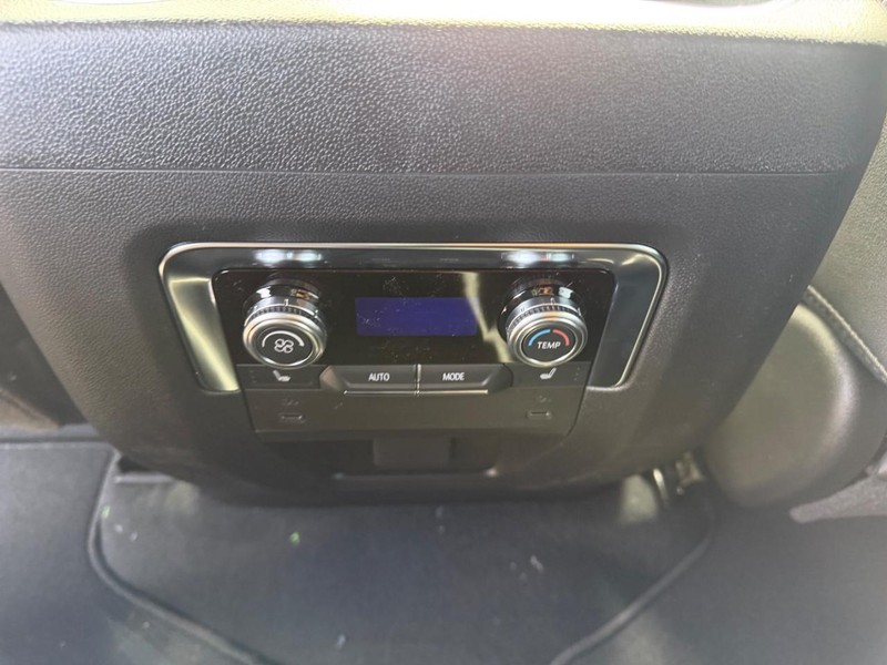 GMC Yukon XL Vehicle Full-screen Gallery Image 10