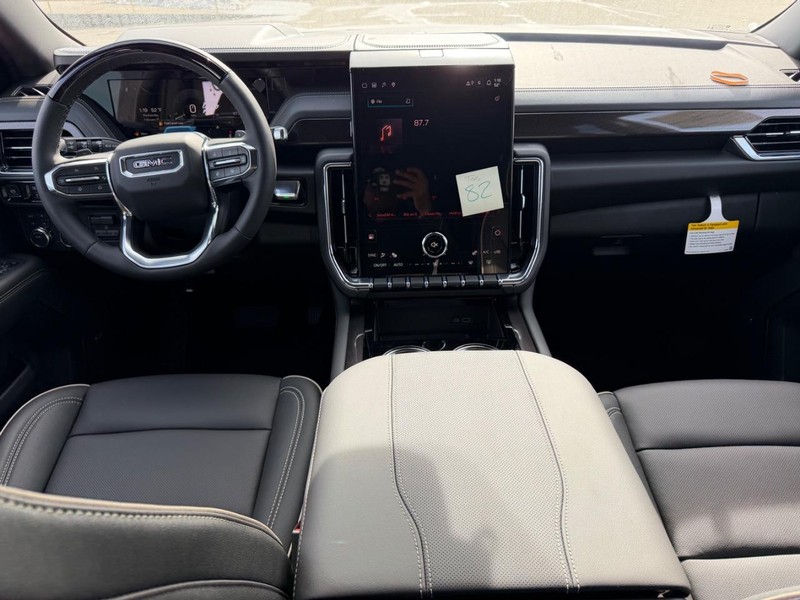 GMC Yukon XL Vehicle Full-screen Gallery Image 11