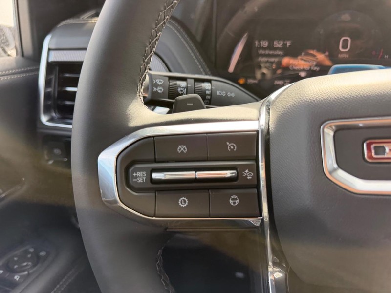 GMC Yukon XL Vehicle Full-screen Gallery Image 13