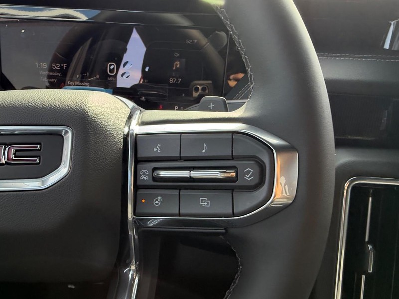 GMC Yukon XL Vehicle Full-screen Gallery Image 14