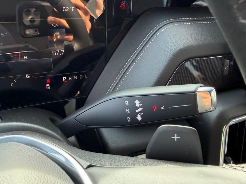 GMC Yukon XL Vehicle Full-screen Gallery Image 15