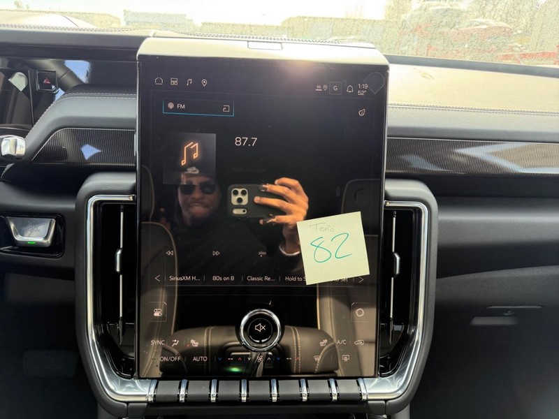 GMC Yukon XL Vehicle Full-screen Gallery Image 16