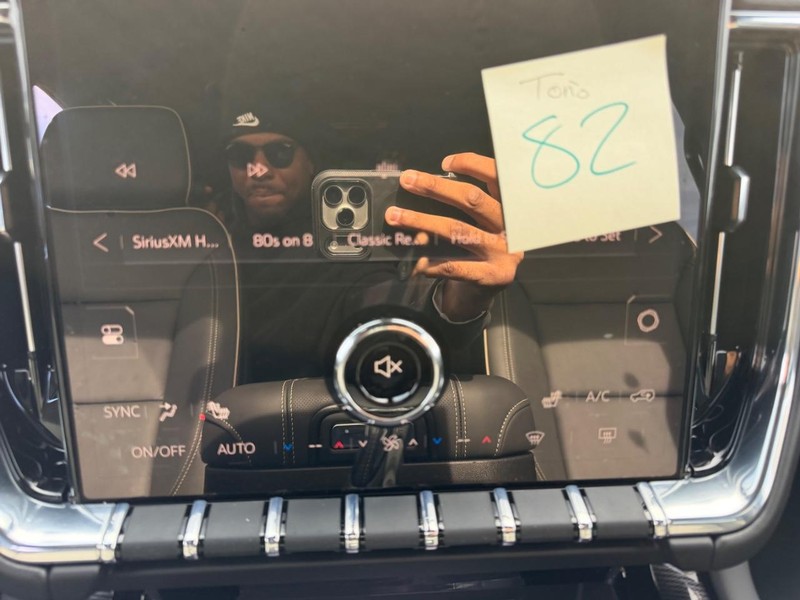 GMC Yukon XL Vehicle Full-screen Gallery Image 17