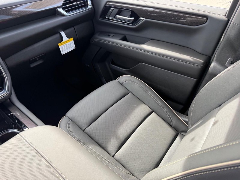 GMC Yukon XL Vehicle Full-screen Gallery Image 18