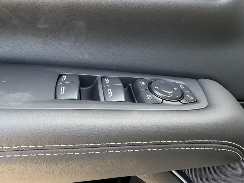 GMC Yukon XL Vehicle Full-screen Gallery Image 19