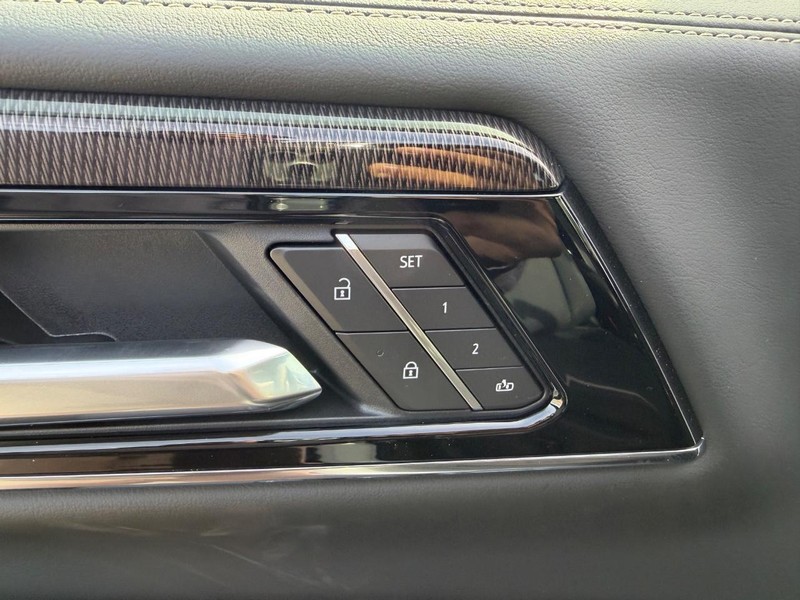 GMC Yukon XL Vehicle Full-screen Gallery Image 20