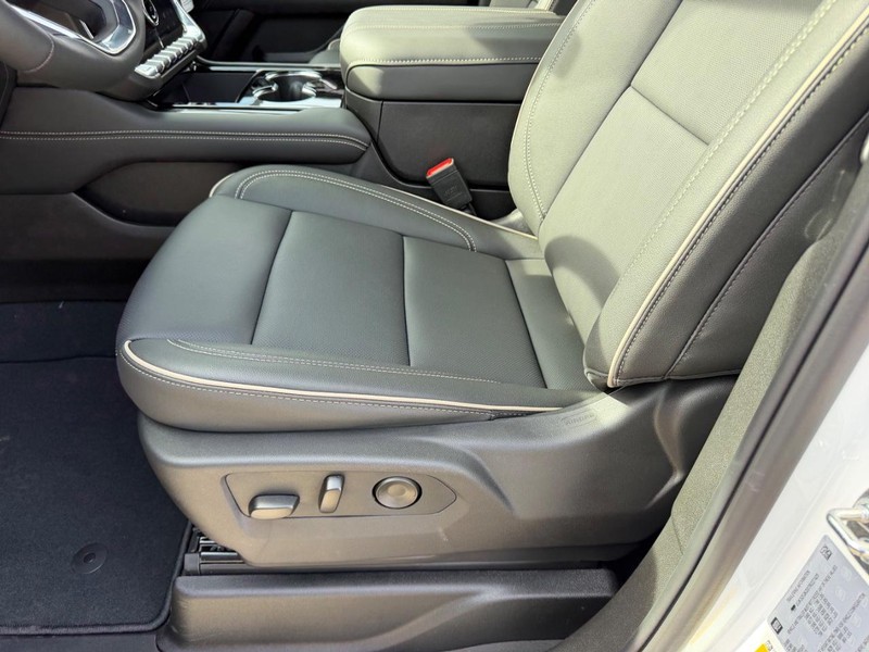 GMC Yukon XL Vehicle Full-screen Gallery Image 21