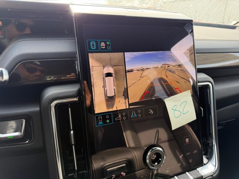 GMC Yukon XL Vehicle Full-screen Gallery Image 23