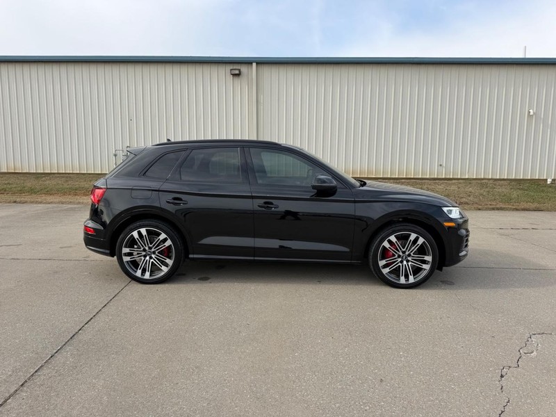Audi SQ5 Vehicle Full-screen Gallery Image 2