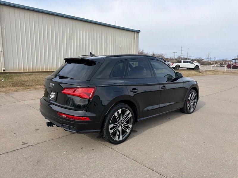 Audi SQ5 Vehicle Full-screen Gallery Image 3