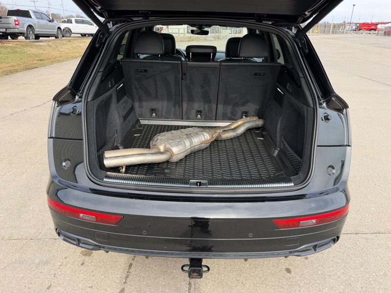 Audi SQ5 Vehicle Full-screen Gallery Image 5