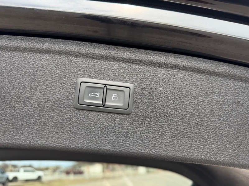 Audi SQ5 Vehicle Full-screen Gallery Image 6