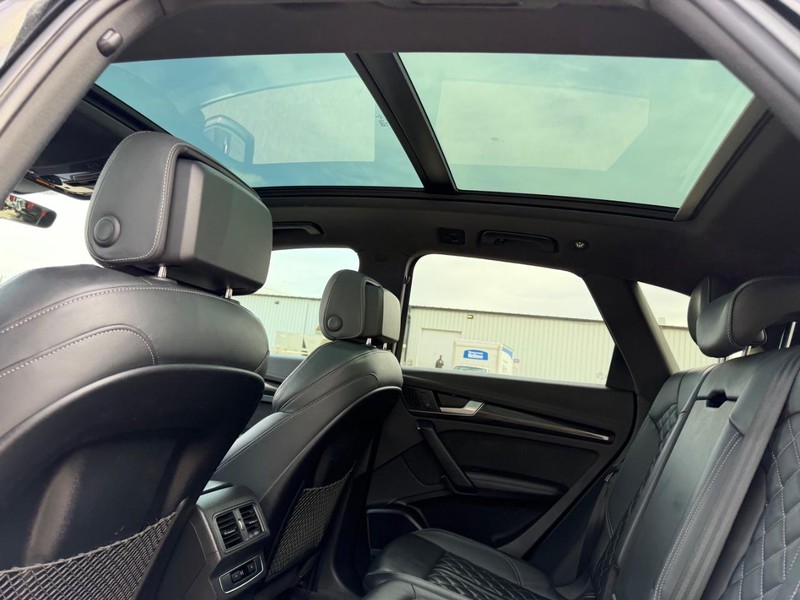 Audi SQ5 Vehicle Full-screen Gallery Image 9