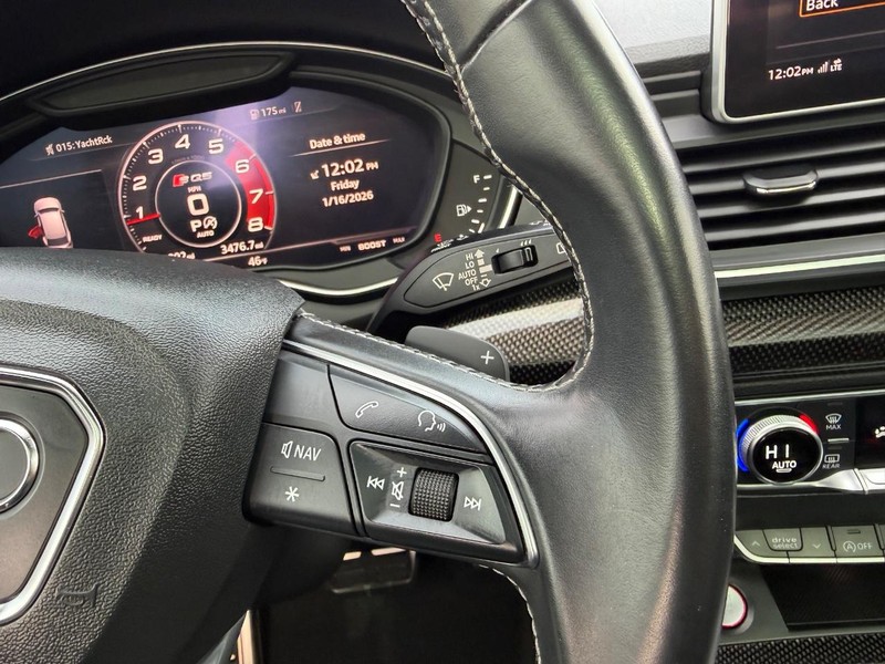 Audi SQ5 Vehicle Full-screen Gallery Image 14