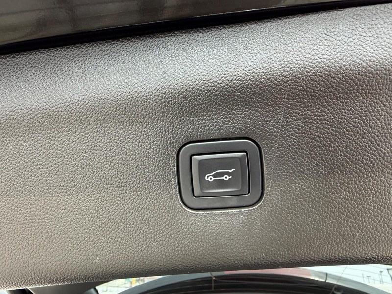 Buick Enclave Vehicle Full-screen Gallery Image 06