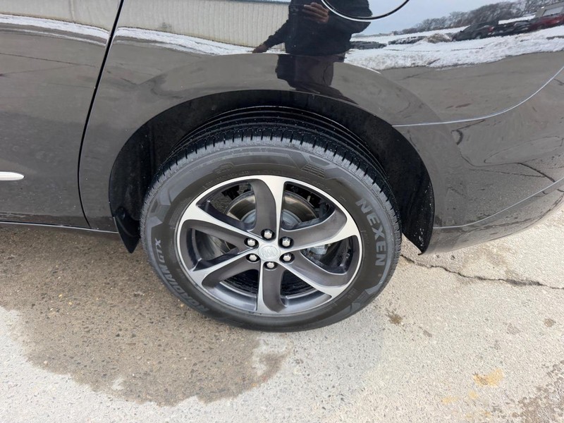 Buick Enclave Vehicle Full-screen Gallery Image 07