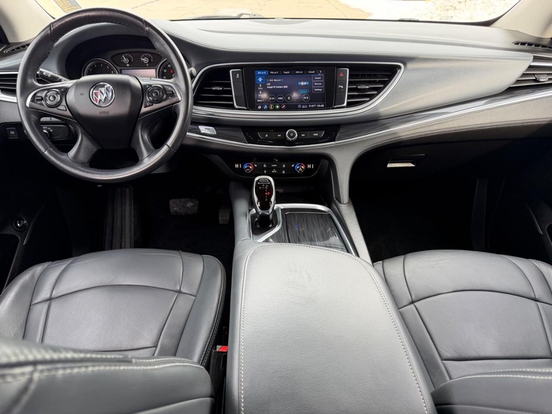 Buick Enclave Vehicle Full-screen Gallery Image 11