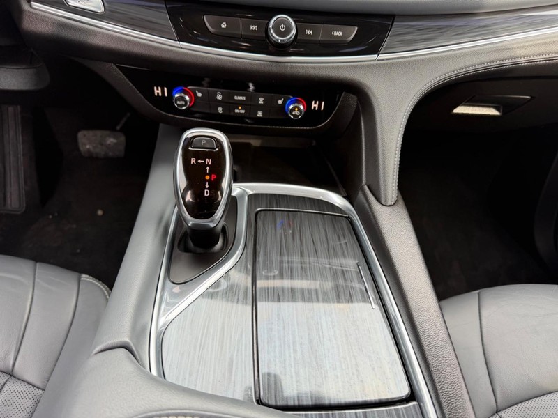 Buick Enclave Vehicle Full-screen Gallery Image 17