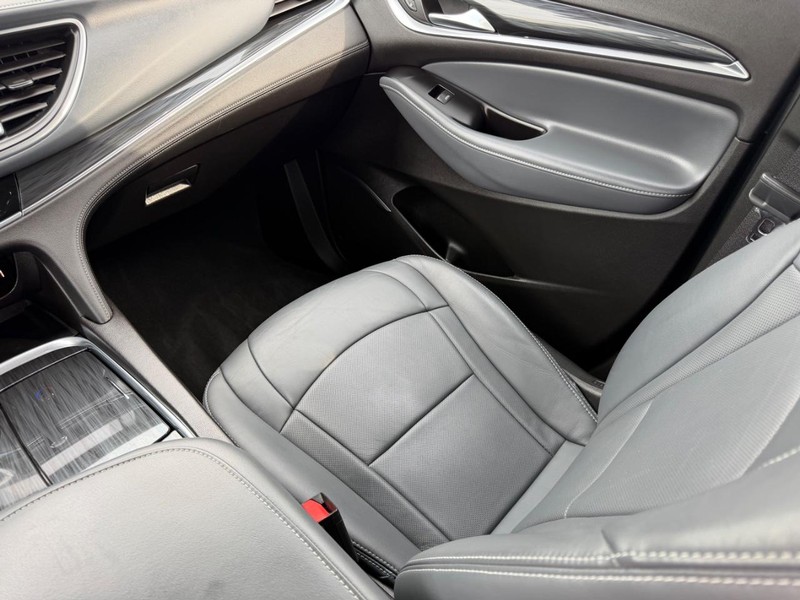 Buick Enclave Vehicle Full-screen Gallery Image 18