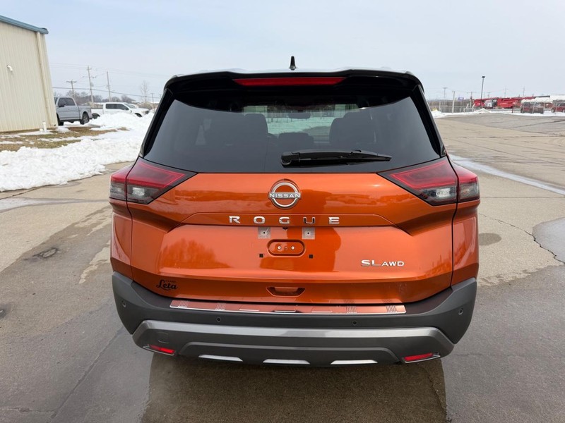 Nissan Rogue Vehicle Full-screen Gallery Image 4