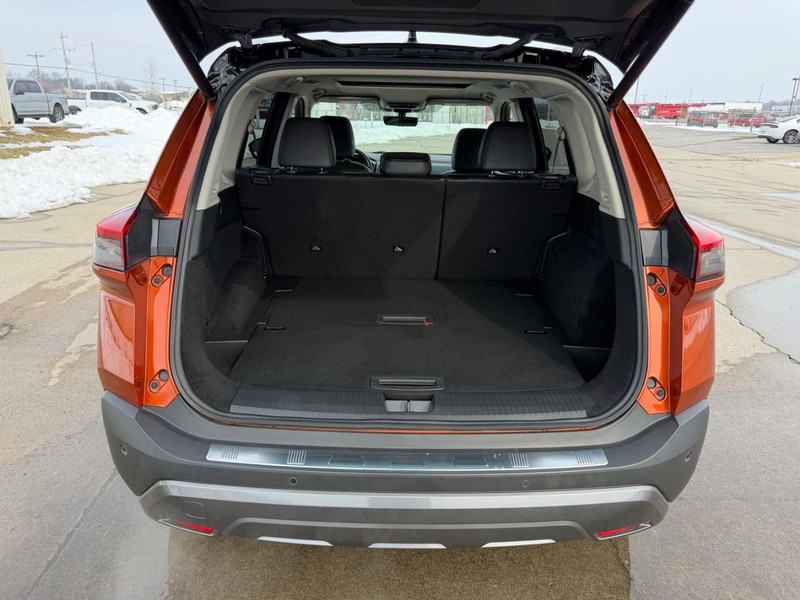 Nissan Rogue Vehicle Full-screen Gallery Image 5