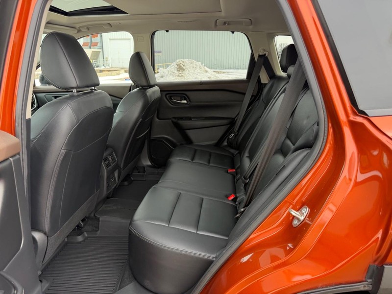 Nissan Rogue Vehicle Full-screen Gallery Image 8