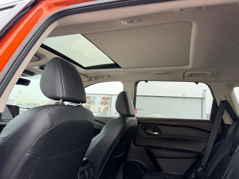 Nissan Rogue Vehicle Full-screen Gallery Image 9