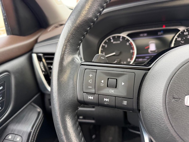 Nissan Rogue Vehicle Full-screen Gallery Image 12