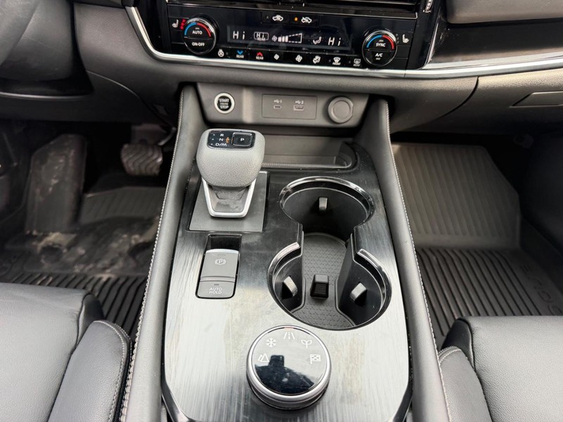 Nissan Rogue Vehicle Full-screen Gallery Image 16