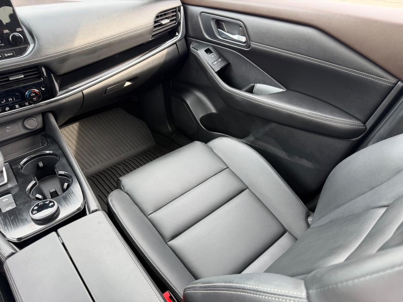 Nissan Rogue Vehicle Full-screen Gallery Image 17