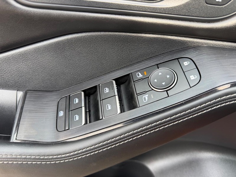 Nissan Rogue Vehicle Full-screen Gallery Image 18