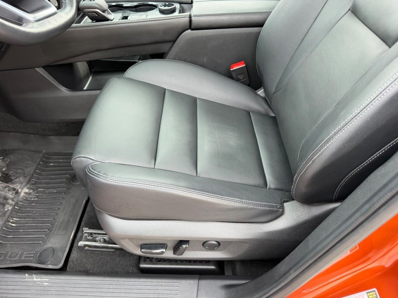 Nissan Rogue Vehicle Full-screen Gallery Image 20