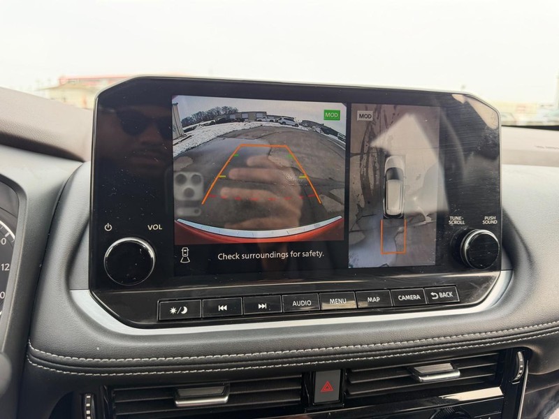 Nissan Rogue Vehicle Full-screen Gallery Image 22