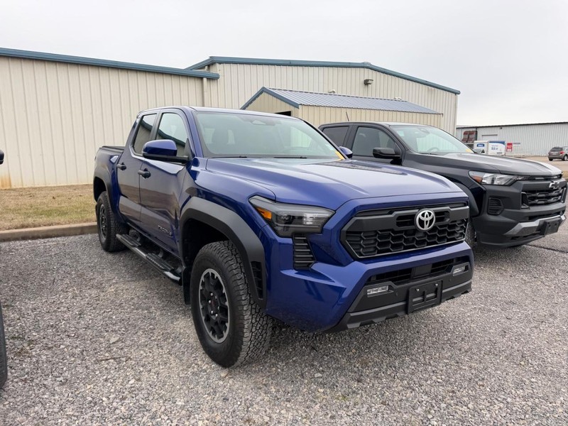 Toyota Tacoma 4WD Vehicle Full-screen Gallery Image 2