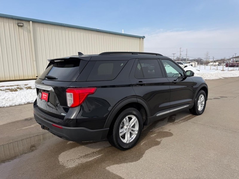 Ford Explorer Vehicle Full-screen Gallery Image 3