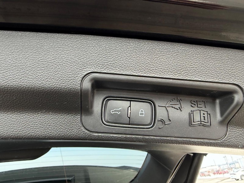 Ford Explorer Vehicle Full-screen Gallery Image 6