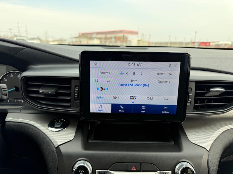 Ford Explorer Vehicle Full-screen Gallery Image 15