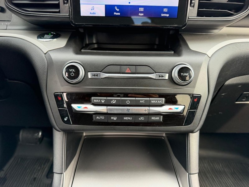 Ford Explorer Vehicle Full-screen Gallery Image 16