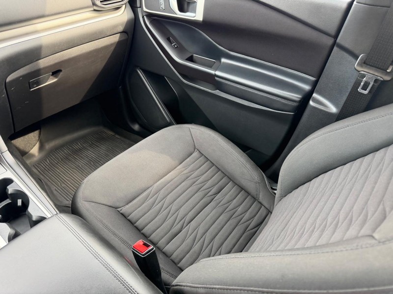 Ford Explorer Vehicle Full-screen Gallery Image 18