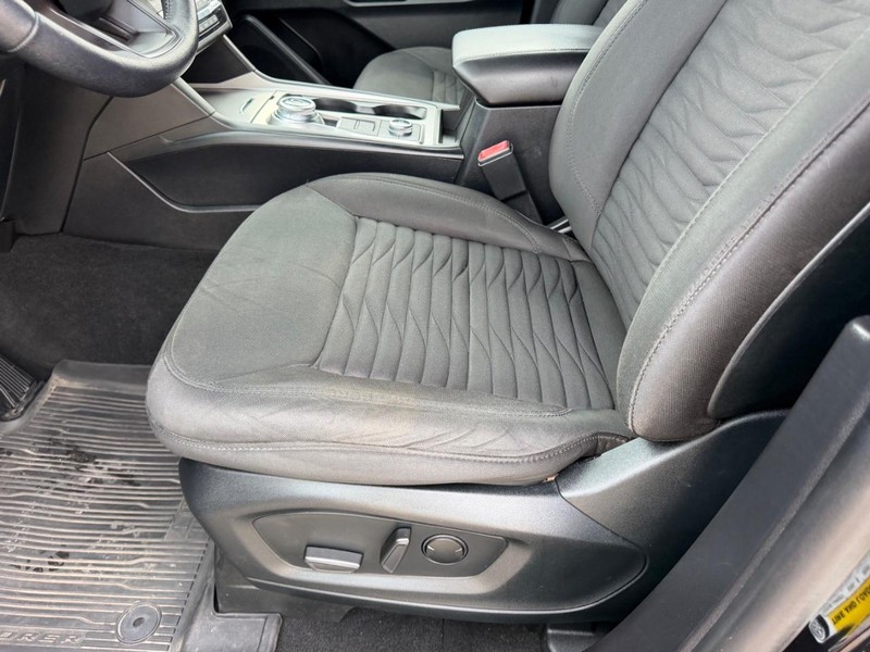 Ford Explorer Vehicle Full-screen Gallery Image 20