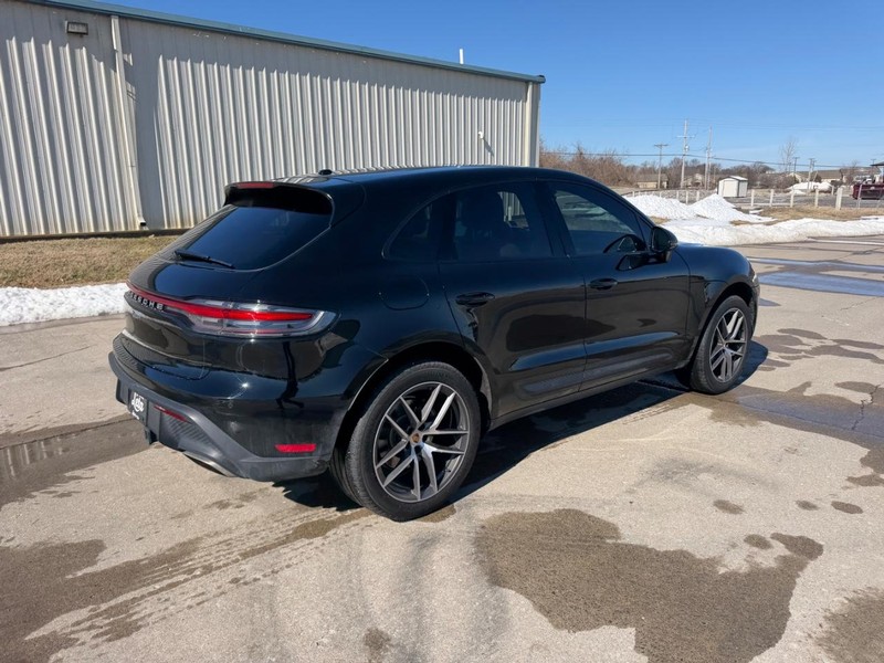 Porsche Macan Vehicle Full-screen Gallery Image 3