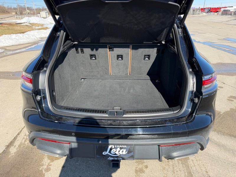 Porsche Macan Vehicle Full-screen Gallery Image 5