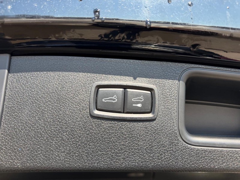 Porsche Macan Vehicle Full-screen Gallery Image 6