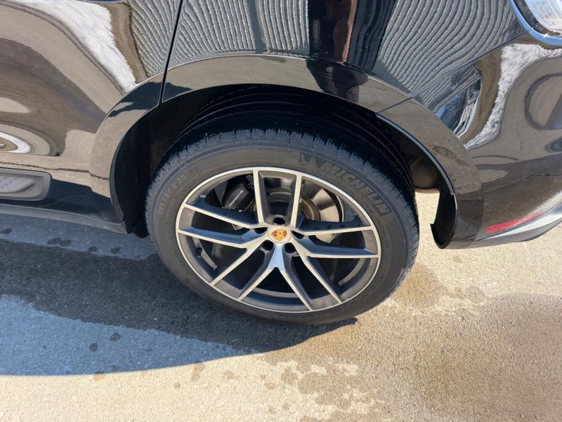 Porsche Macan Vehicle Full-screen Gallery Image 7