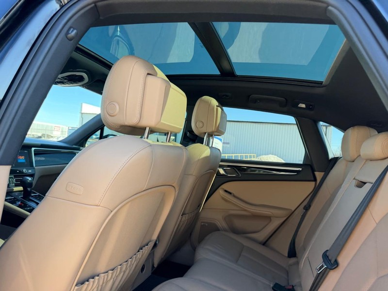 Porsche Macan Vehicle Full-screen Gallery Image 9